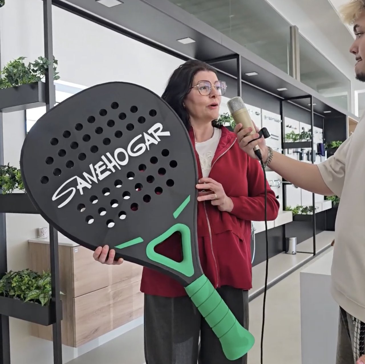 Pala de pádel gigante personalizada con la marca del patrocinador SANEHOGAR