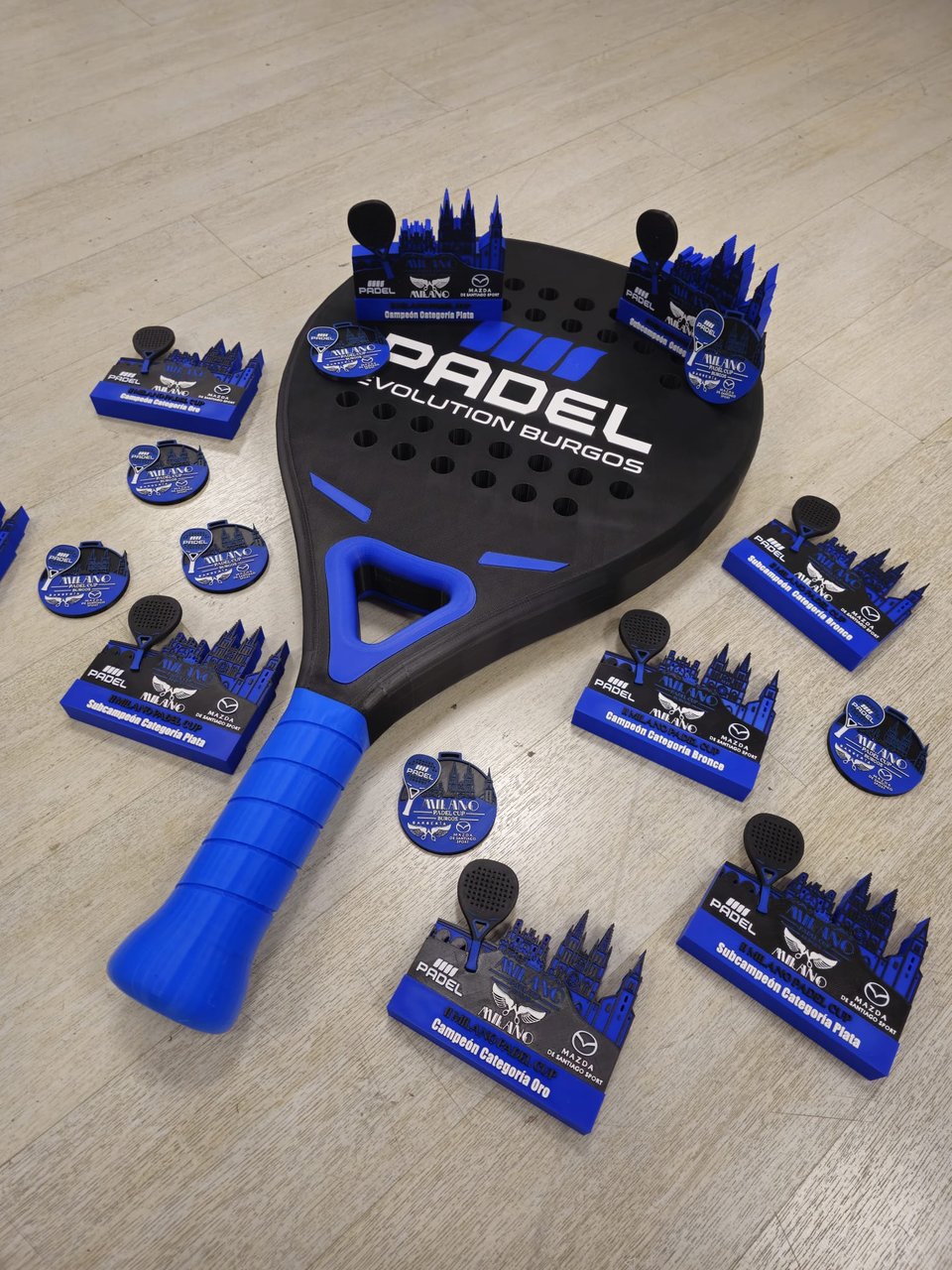 Pala gigante Padel Evolution Burgos con trofeos y medallas de la Milano Padel Cup